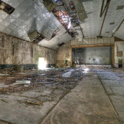 Einsturzgefährdete Halle mit kaputter Decke.